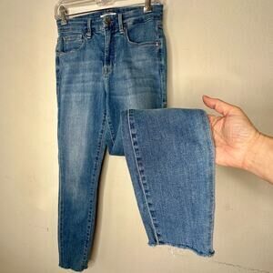Good American Blue Good Legs Cropped Mid-Rise Body Hug Booty Shaping Raw Hem 28